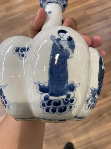 Lot 68 - A Chinese blue & white quintal bulb holder, in...
