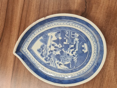 Lot 71 - A small collection of mostly Chinese blue and...