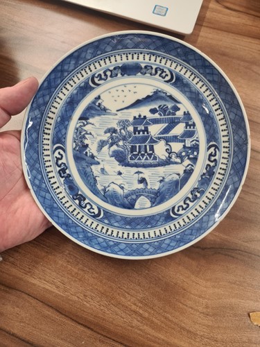 Lot 71 - A small collection of mostly Chinese blue and...