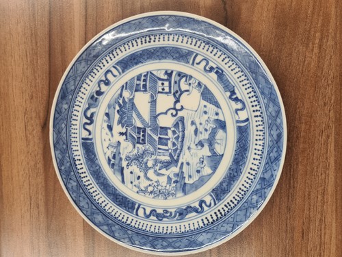 Lot 71 - A small collection of mostly Chinese blue and...