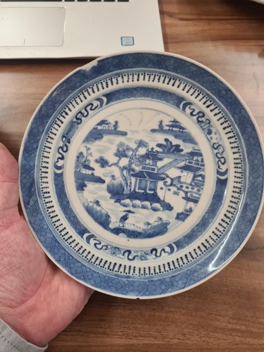 Lot 71 - A small collection of mostly Chinese blue and...