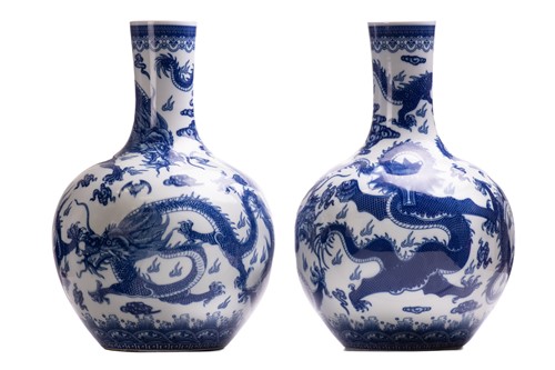 Lot 102 - A pair of large Chinese blue and white...