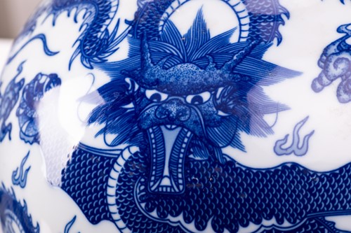 Lot 102 - A pair of large Chinese blue and white...