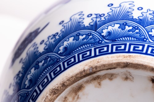 Lot 102 - A pair of large Chinese blue and white...