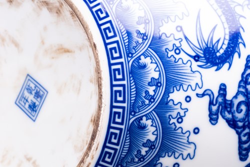 Lot 102 - A pair of large Chinese blue and white...