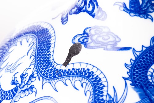 Lot 102 - A pair of large Chinese blue and white...