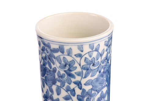 Lot 94 - A Chinese blue and white tianqiuping vase,...