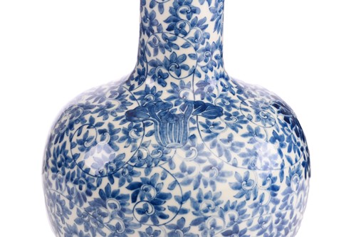 Lot 94 - A Chinese blue and white tianqiuping vase,...