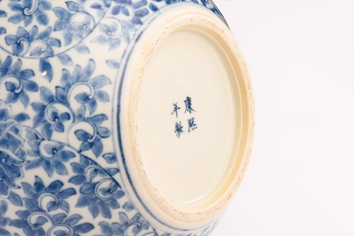 Lot 94 - A Chinese blue and white tianqiuping vase,...