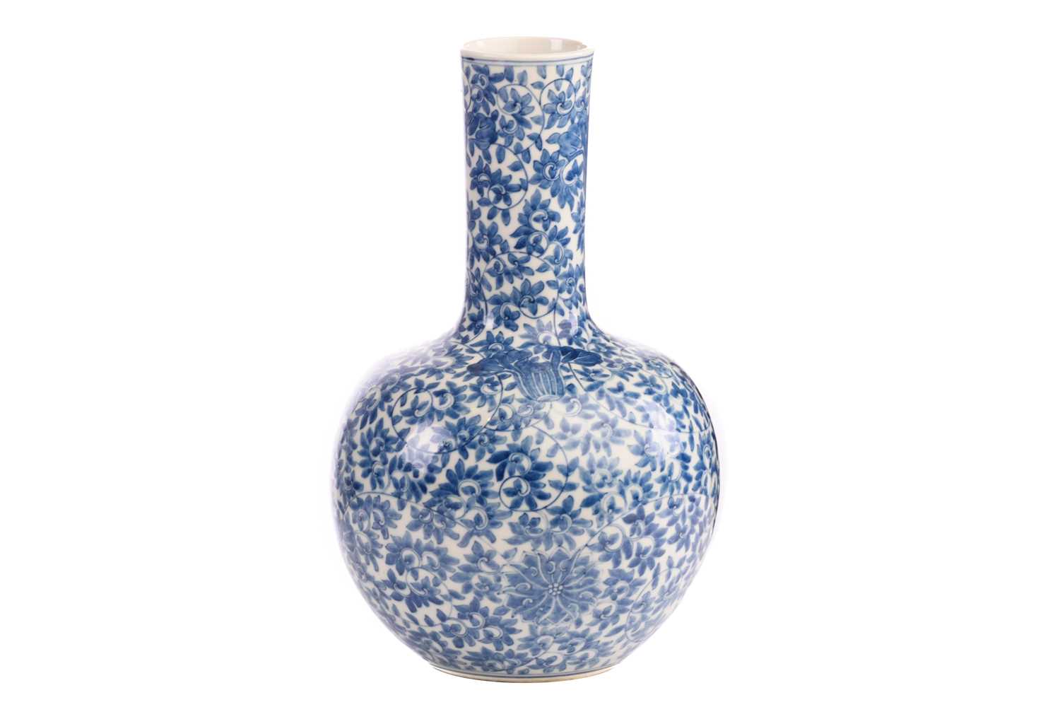 Lot 94 - A Chinese blue and white tianqiuping vase,...