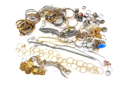 Lot 47 - A collection of miscellaneous costume...