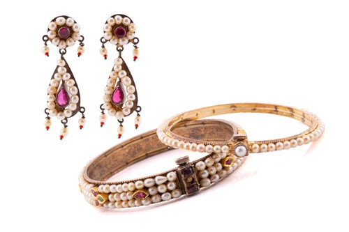 Lot 121 - Indian gem-set jewellery including two bangles...
