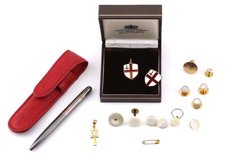 Lot 67 - A small collection of jewellery and a silver...
