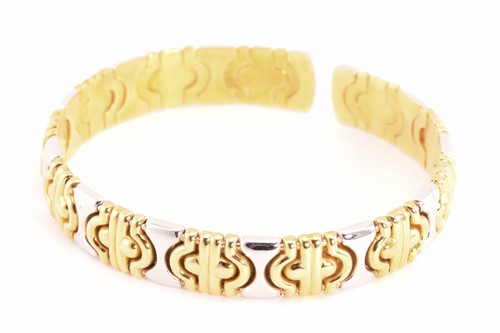Lot 100 - An 18ct bi-coloured gold necklace in the style...
