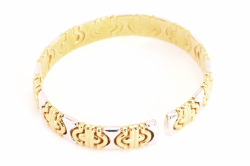 Lot 100 - An 18ct bi-coloured gold necklace in the style...