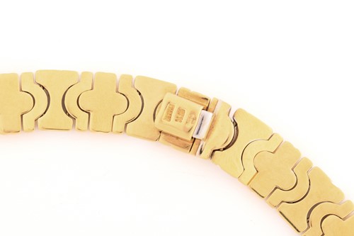 Lot 100 - An 18ct bi-coloured gold necklace in the style...