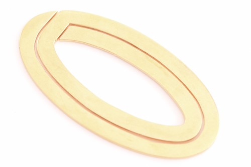 Lot 71 - An oval money clip in 18ct yellow gold,...