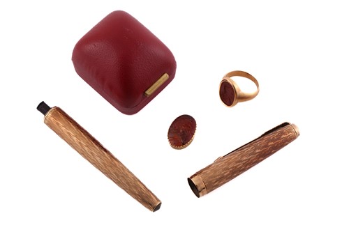 Lot 41 - An intaglio ring, a dress stud and a broken...