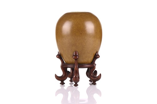 Lot 188 - A Chinese porcelain tea dust vase, Qing 19th...