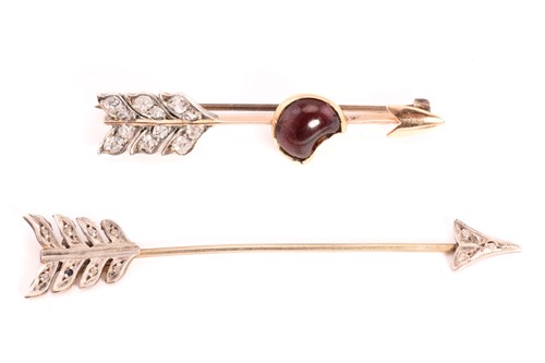 Lot 91 - A garnet and diamond arrow bar brooch, and...