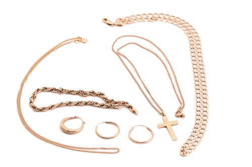 Lot 136 - A small collection of 9ct gold items;...