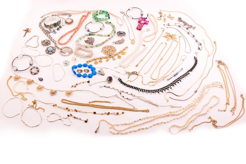 Lot 162 - Two strings of cultured pearls and other...