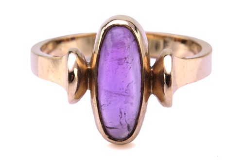 Lot 6 - An amethyst ring in 9ct gold, comprises an...