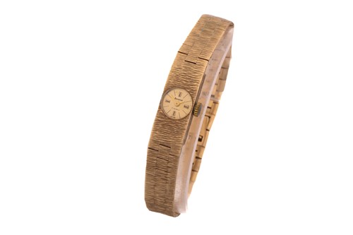 Lot 242 - A ladies 9ct yellow gold Accurist wristwatch,...