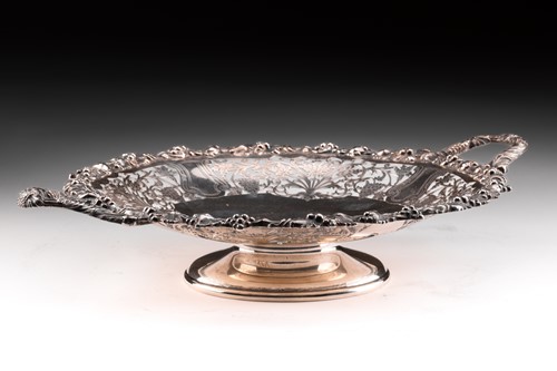 Lot 269 - A 20th-century heavy silver cake stand,...