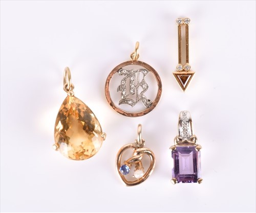 Lot 516 - A yellow metal and citrine pendant set with a...