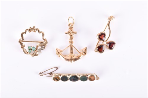 Lot 515 - A 9ct yellow gold, garnet and opal clover...