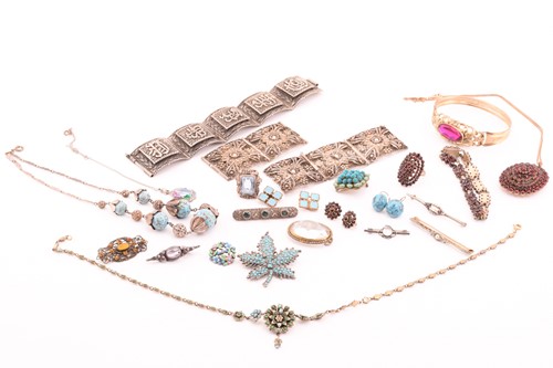 Lot 70 - A garnet and paste jewellery set together with...