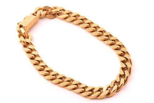 Lot 39 - A heavy curb link bracelet, with box clasp and...