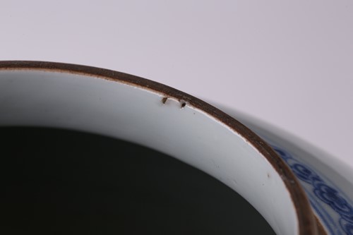 Lot 131 - A Chinese blue and white porcelain vase, Qing,...