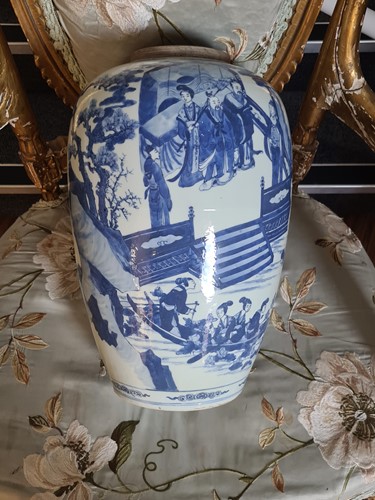 Lot 131 - A Chinese blue and white porcelain vase, Qing,...