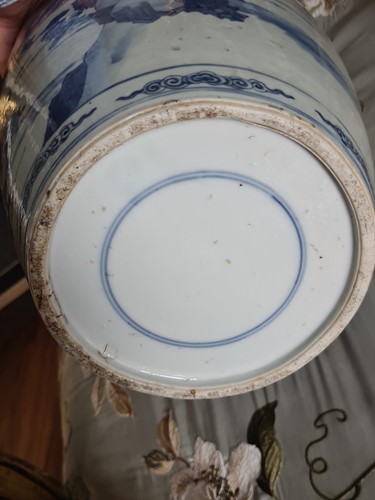 Lot 131 - A Chinese blue and white porcelain vase, Qing,...