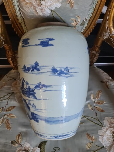 Lot 131 - A Chinese blue and white porcelain vase, Qing,...