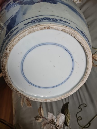 Lot 131 - A Chinese blue and white porcelain vase, Qing,...