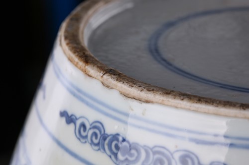 Lot 131 - A Chinese blue and white porcelain vase, Qing,...