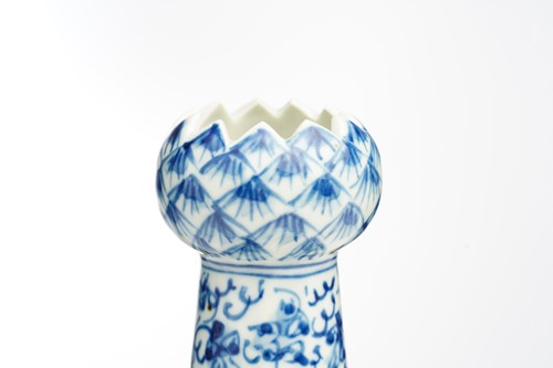 Lot 80 - A Chinese porcelain quintal bulb pot, painted...