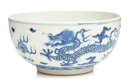 Lot 95 - A Chinese porcelain blue & white dragon bowl,...