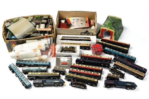 Lot 304 - A good quantity of loose model railway rolling...