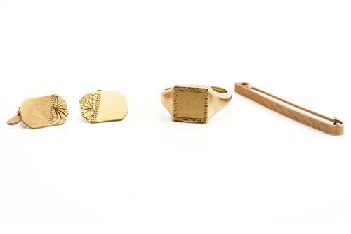 Lot 133 - A small aggregate of 9ct gold items; A square...