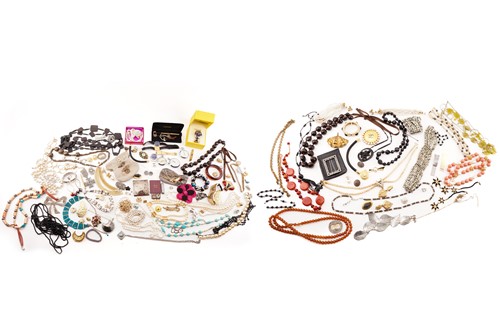 Lot 143 - A large quantity of costume jewellery and...