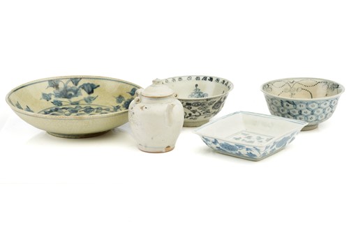 Lot 117 - A small group of Chinese blue & white...