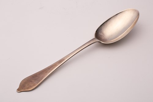 Lot 418 - A William III dog nose, rat tail spoon. Plain...