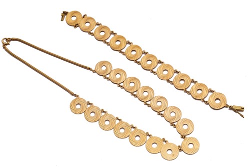 Lot 91 - A necklace with annular discs and a matching...