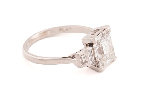 Lot 171 - An Art Deco style diamond engagement ring,...