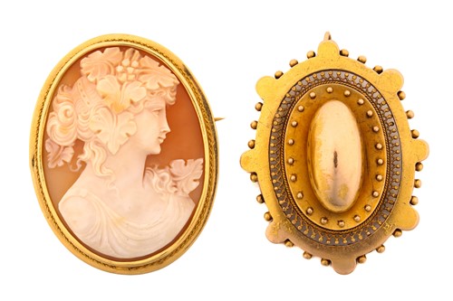 Lot 178 - A shell cameo brooch and an Etruscan revival...