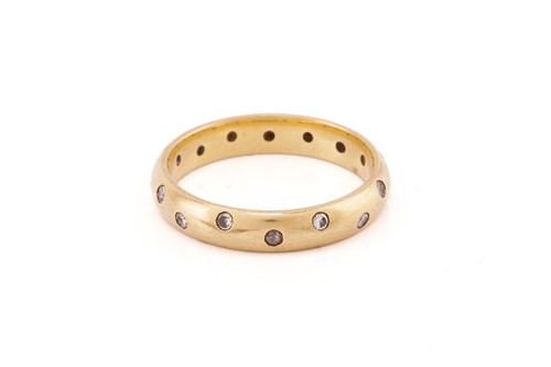 Lot 32 - A diamond etoile band ring in 18ct yellow gold,...